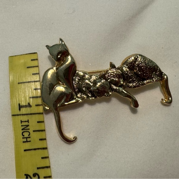 Vintage Boston MFA Gold tone cat brooch. EUC, 2” long, 1.5” high - Picture 5 of 6